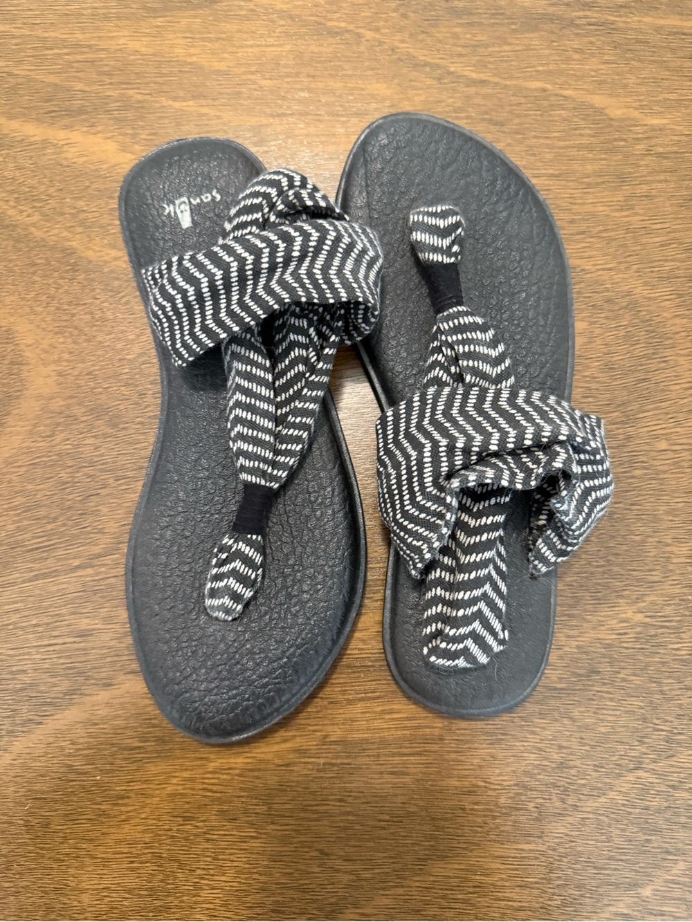 Sanuk Black and White Knit Twist Toe-Post Sandals